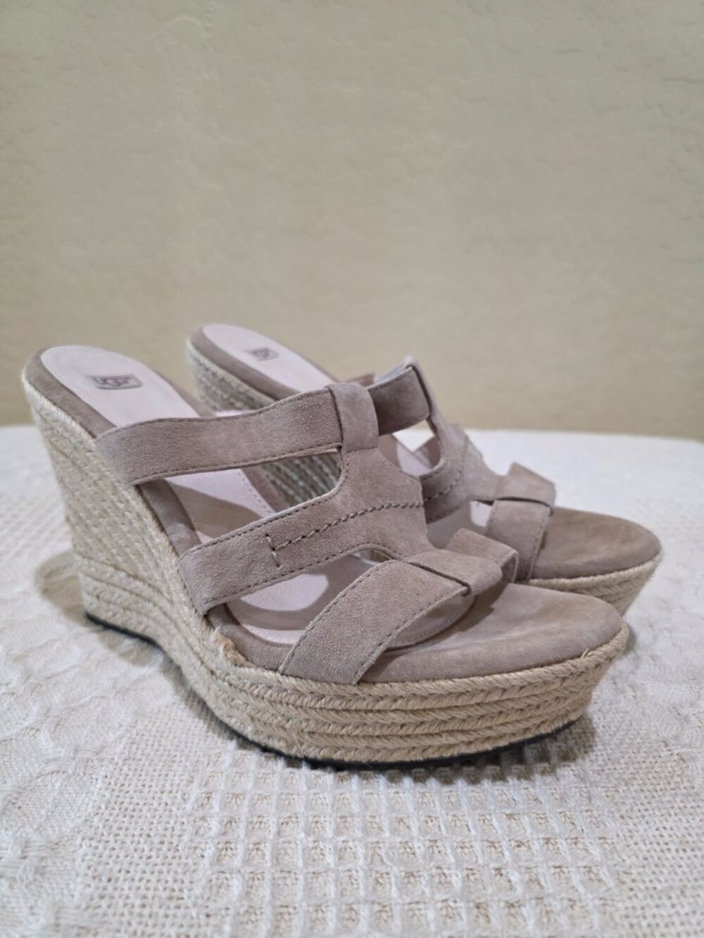 WOMAN’S UGG AUSTRALIA TAUPE TAWNIE WEDGE ESPADRILLE SANDALS - SIZE 10